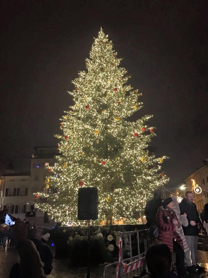 Natale A Trento.Acceso L Albero Di Natale In Piazza Duomo A Trento Radio Nbc Rete Regione