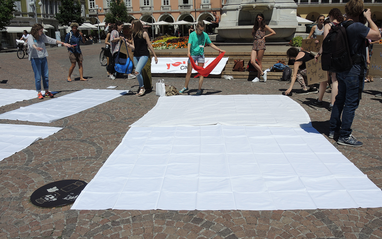 Flash Mob In Piazza Walther A Bolzano I Giovani Della Caritas Si Sono