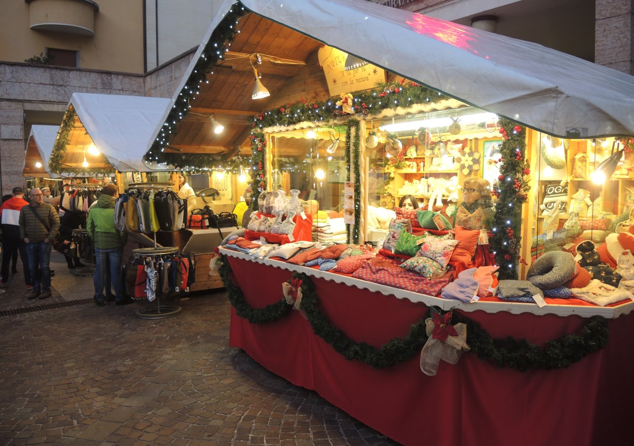 TRENTO. GRANDE FOLLA AL MERCATINO DI NATALE NEL PRIMO FINE SETTIMANA DI ...