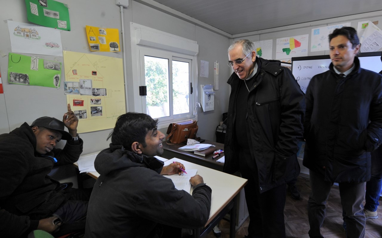 01Vescovo_Lauro_visita_campo_Marco_Foto_Gianni_Zotta