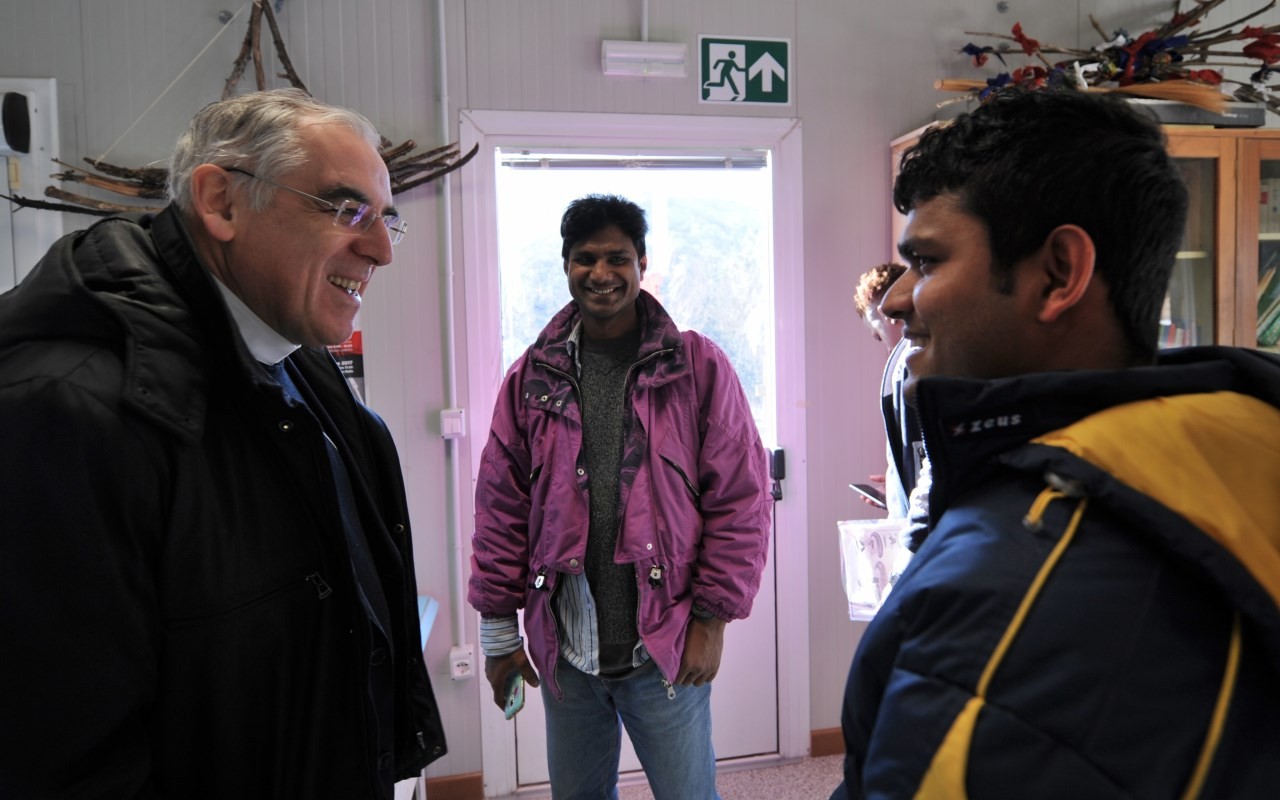 02Vescovo_Lauro_visita_campo_Marco_Foto_Gianni_Zotta