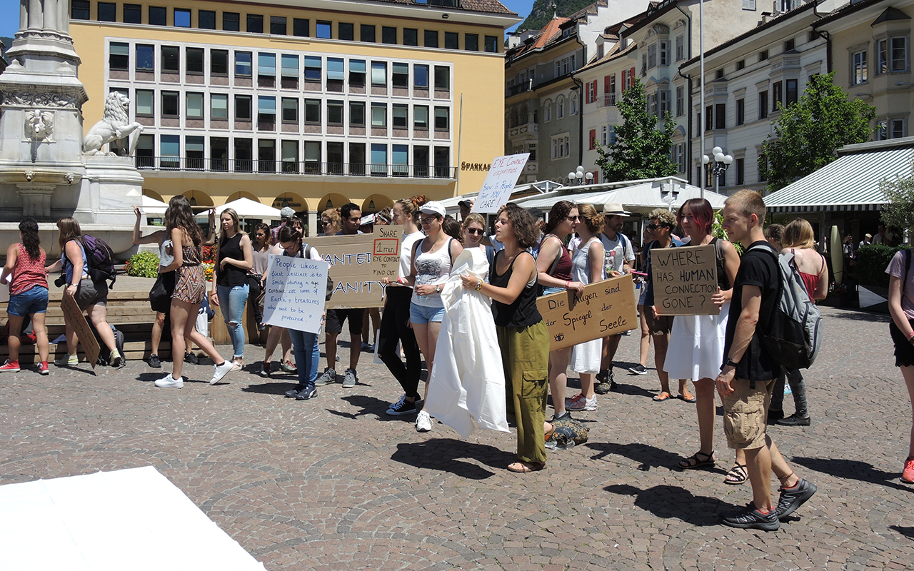 Eye Contact Flashmob – 12