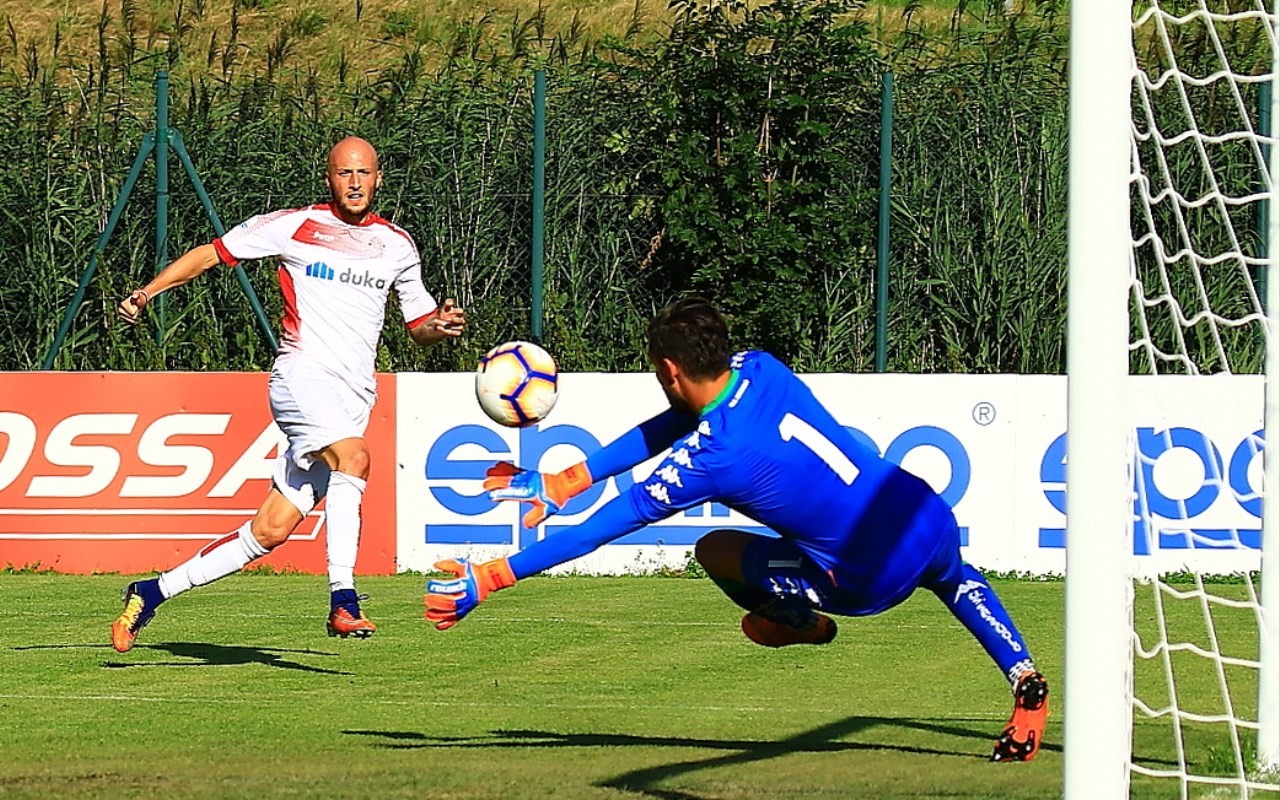 Morosini, migliore in campo, al tiro