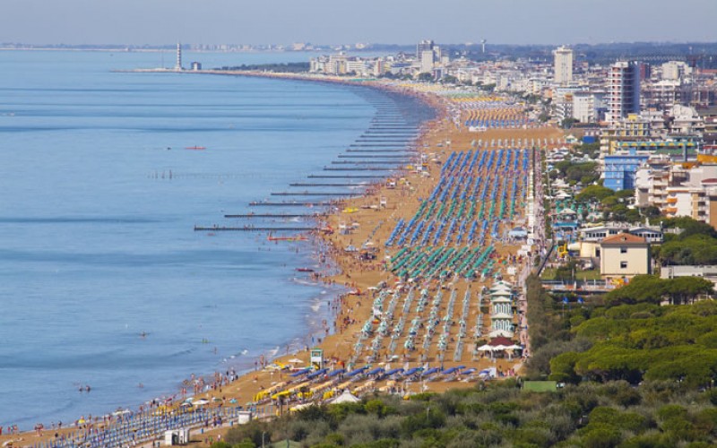 JESOLO, SI TUFFA DAL PONTILE, BATTE LA TESTA, GRAVE UN GIOVANE TRENTINO