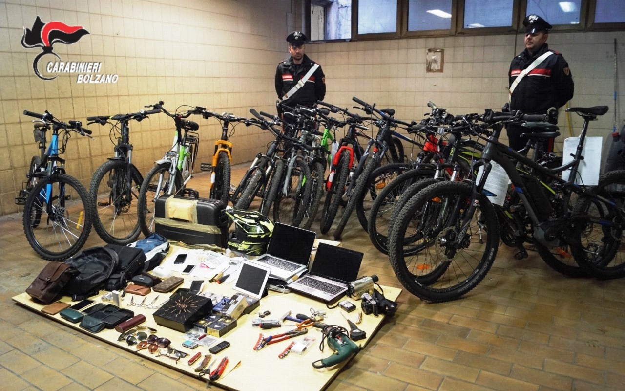 20181126_il_materiale_sequestrato_dai_cc_di_merano