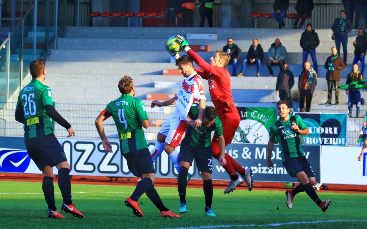 Uscita di Bindi a togliere il pallone dalla testa di Turchetta._rsz