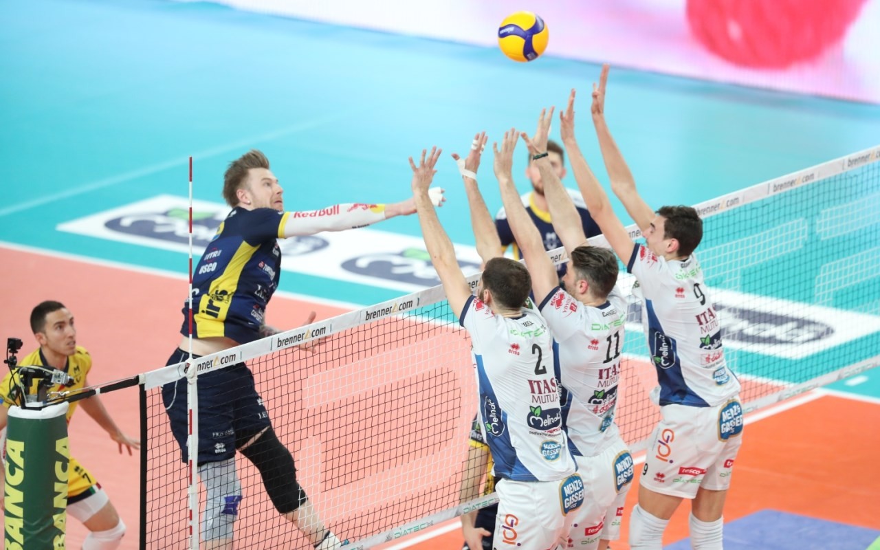 Muro a tre su Zaytsev