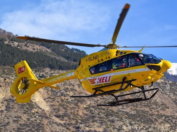 PASSO GARDENA, CADE PER UN CENTINAIO DI METRI MENTRE ARRAMPICA