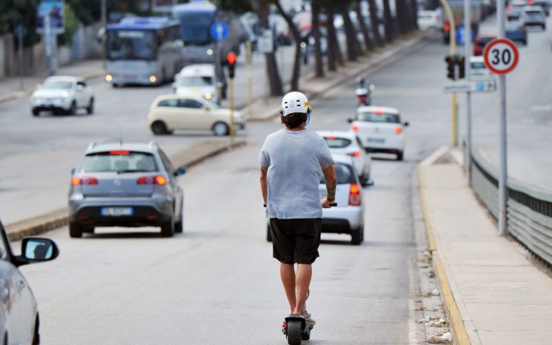PRIMO GIORNO DEL TARGHINO PER I MONOPATTINI, A TRENTO FIOCCANO GIA’ LE PRIME CONTRAVVENZIONI