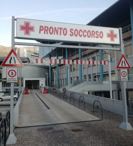 TRENTO, AGGREDISCE DUE SANITARI CON UN COLTELLO A BORDO DI UNA AMBULANZA