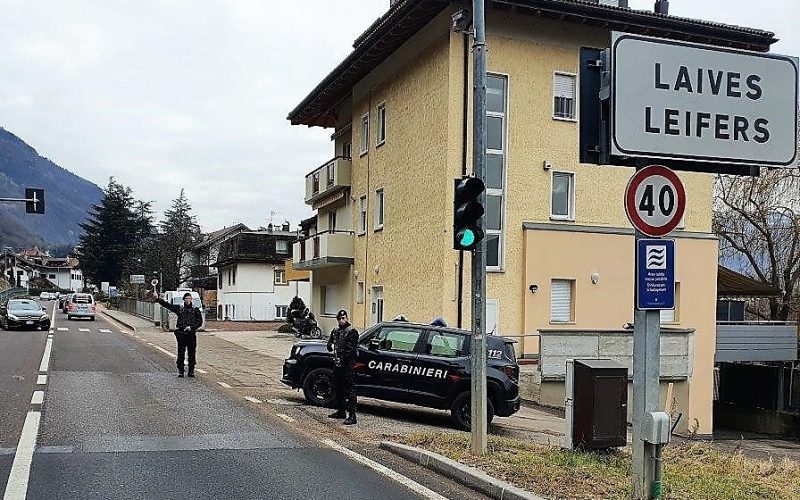 LAIVES, I CARABINIERI DENUNCIANO TRE GIOVANI PER FURTO DI CAPI D’ABBIGLIAMENTO