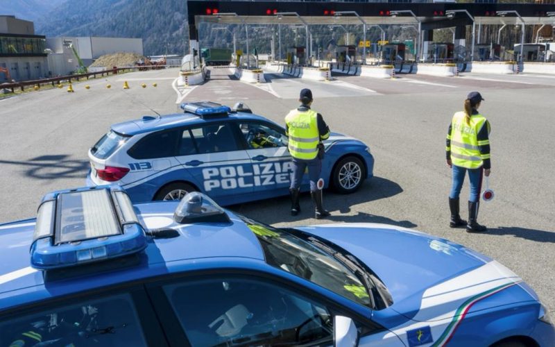 GUIDA PERICOLOSA IN A22, AUTOMOBLISTA PERICOLOSA FERMATA DOPO 8 KM DI INSEGUIMENTO