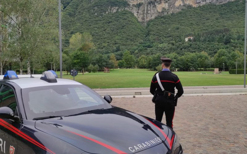 TRENTO, VIOLA IL DIVIETO DI AVVICINAMENTO E SI PRESENTA SOTTO CASA DELL’EX MOGLIE: ARRESTATO