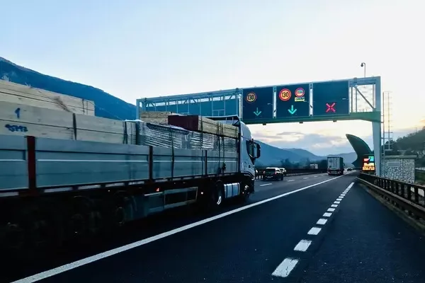 TRASPORTI, GIORNATA DI PASSIONE SU STRADA E FERROVIA