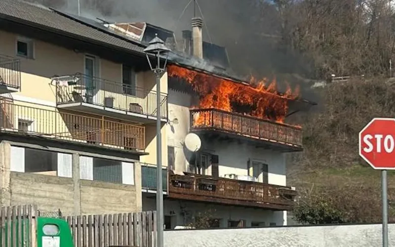 INCENDIO A TELVE, A FUOCO IL TETTO DI UNA CASA CHE PER FORTUNA ERA VUOTA
