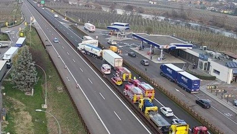 INCIDENTE TRA QUATTRO TIR SULLA CORSIA NORD DELLA A22, 3 I FERITI
