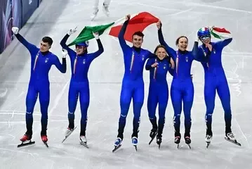 OLIMPIADI MILANO CORTINA 2026, ARRIVA IL PRIMO ORO DALLO SHORT TRACK A SQUADRE CON I TRENTINI SIGHEL, NADALINI E BETTI