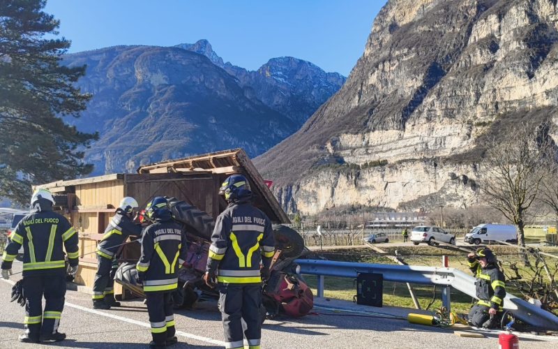 ROVERE’ DELLA LUNA, SI ROVESCIA UN TRATTORE CHE ANDAVA AL CARNEVALE DI ORA, UN FERITO LIEVE