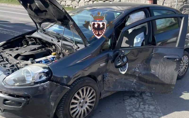 SCONTRO TRA DUE AUTO A TIONE, UN FERITO