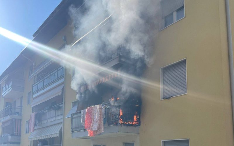 FIAMME SU UN BALCONE A LAIVES, NON CI SONO FERITI