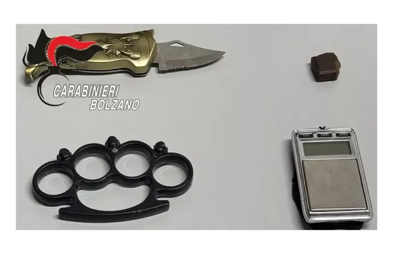 MERANO, DOPPIA DENUNCIA PER UN 19ENNE PER POSSESSO DI DROGA E PORTO DI ARMI ABUSIVO