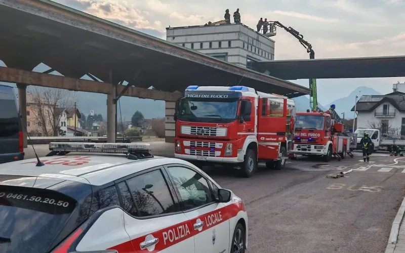 PERGINE, FIAMME SUL TETTO DELLA STAZIONE INTERMODALE