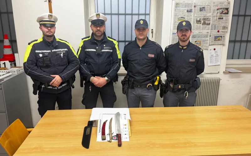 CONTROLLI A MERANO, SEQUESTRATI UN PUGNALE ED UN MACHETE
