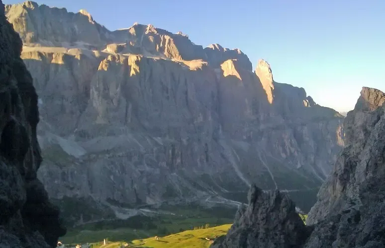 PASSO GARDENA, DAL 2027 STOP ALLE AUTO PRIVATE PER I TURISTI, IN ARRIVO UNA ZTL CONTRO L’OVER TOURISM ESTIVO