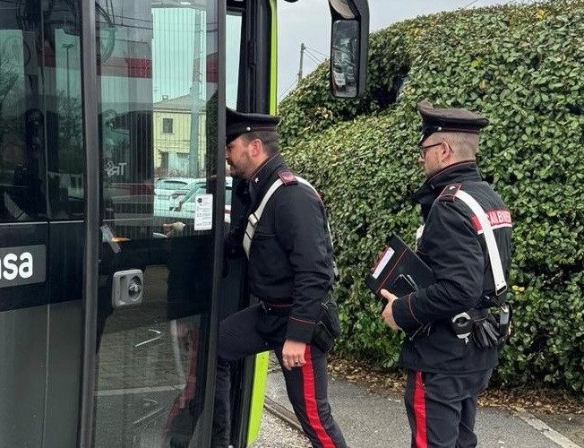 BLOCCA UN AUTOBUS DI LINEA AD ALBES, DENUNCIATO UN 32ENNE