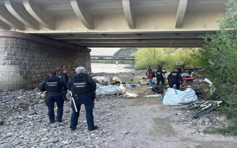 BOLZANO, POLIZIA LOCALE SGOMBERA ACCAMPAMENTI LUNGO L’ISARCO A BOLZANO