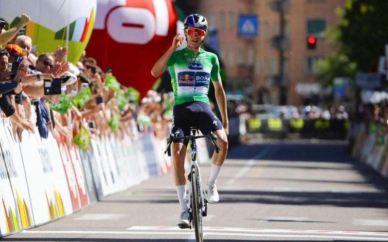 TOUR OF THE ALPS 2026, PELLIZZARI VINCE TAPPA E TROFEO SUL TRAGUARDO FINALE DI BOLZANO
