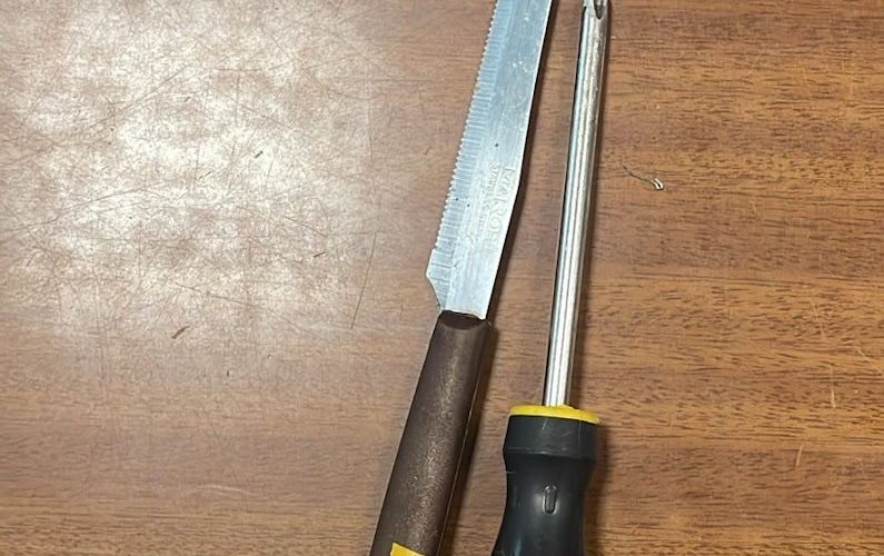 BOLZANO, IN MANETTE MENTRE FORZA DISTRIBUTORI IN VIA DRUSO