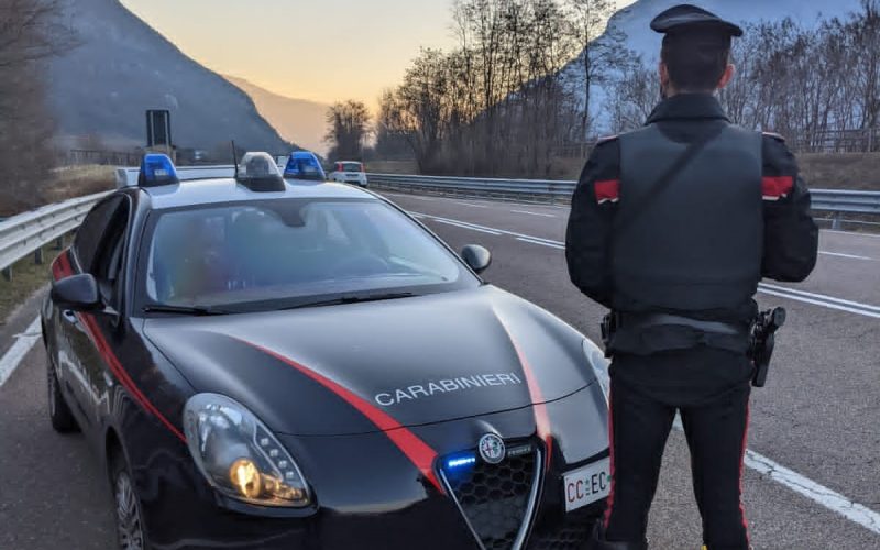 PELLIZZANO, RAPINA UN’ANZIANA E FORZA UN POSTO DI CONTROLLO A FOLLE VELOCITÀ. ARRESTATO DAI CARABINIERI.