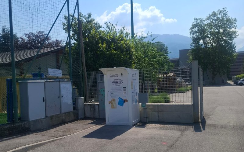 RACCOLTA DIFFERENZIATA A TRENTO, INSTALLATI I PRIMI TRE DISTRIBUTORI DI SACCHETTI