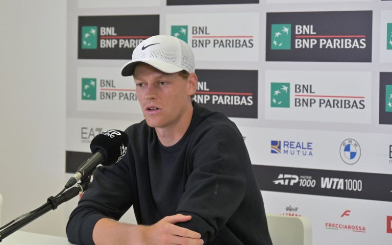 TENNIS, JANNIK SINNER DEI RECORD, RESTA NR. 1 DEL MONDO PER LA 72/A SETTIMANA, ORA OBIETTIVO ROLAND GARROS