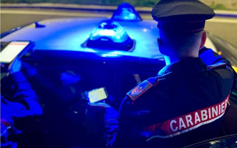 POSTAL, UBRIACO SI SCAGLIA CONTRO I CARABINIERI