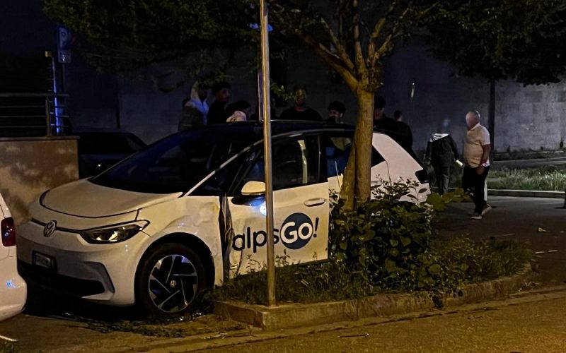BOLZANO, AUTO A NOLEGGIO SI SCHIANTA IN VIA MOZART