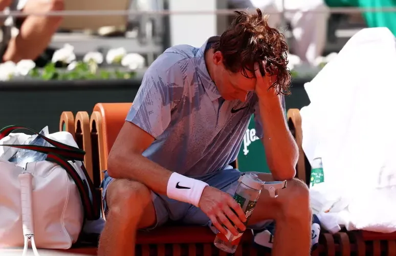 CROLLO SINNER AL ROLAND GARROS, STA MALE ED È ELIMINATO