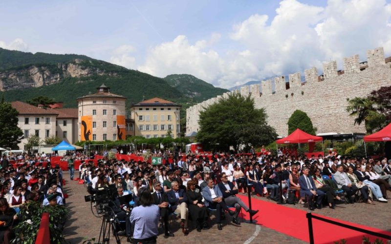 L’ATENEO DI TRENTO PROCLAMA 320 DOTTORESSE E DOTTORI