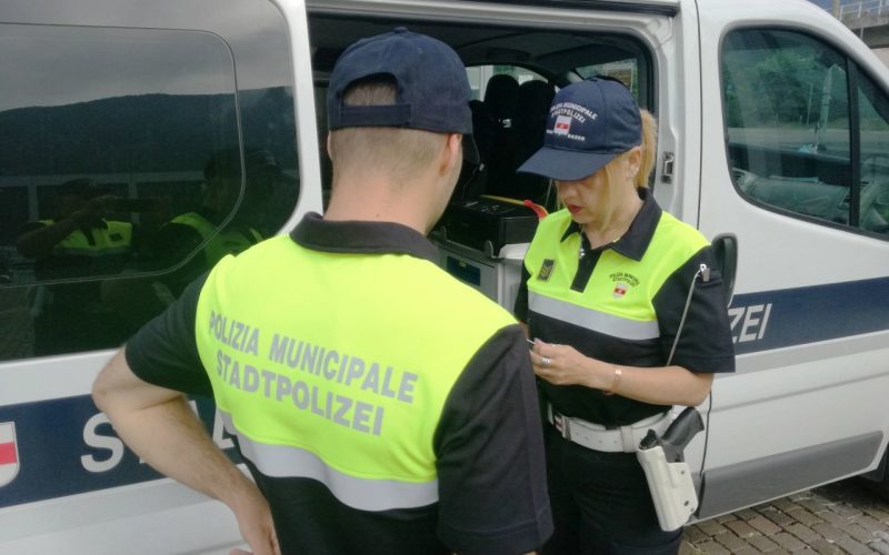 BOLZANO, EVITA LO STOP DELLA POLIZIA MUNICIPALE. SI SCHIANTA IN VIALE TRENTO