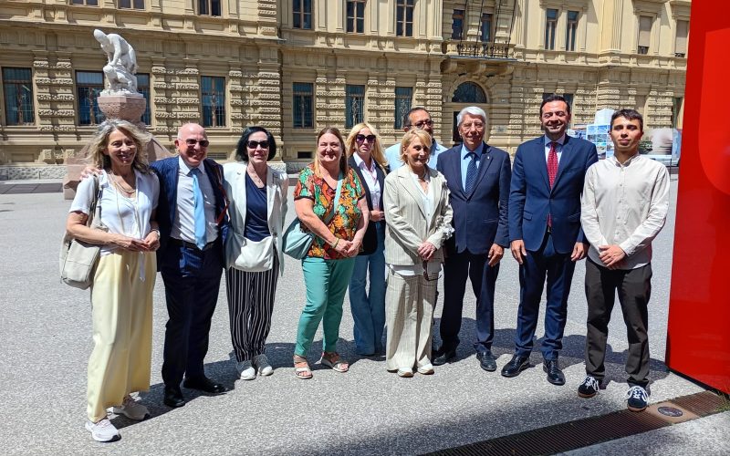 L’EX MINISTRO CARLO GIOVANARDI A BOLZANO CONTRO LA BANDIERA ARCOBALENO NEGLI UFFICI PUBBLICI