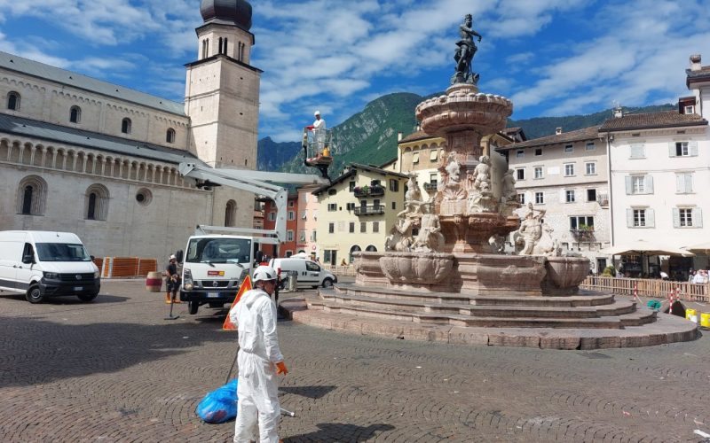 TRENTO. TORNA A SPLENDERE LA FONTANA DEL NETTUNO, CONCLUSA LA PULIZIA
