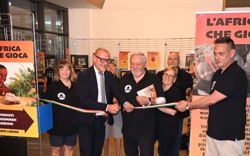 BOLZANO, INAUGURATA “L’AFRICA CHE GIOCA”, RACCOLTA DI GIOCATTOLI REALIZZATI DA BAMBINI DELLA TANZANIA