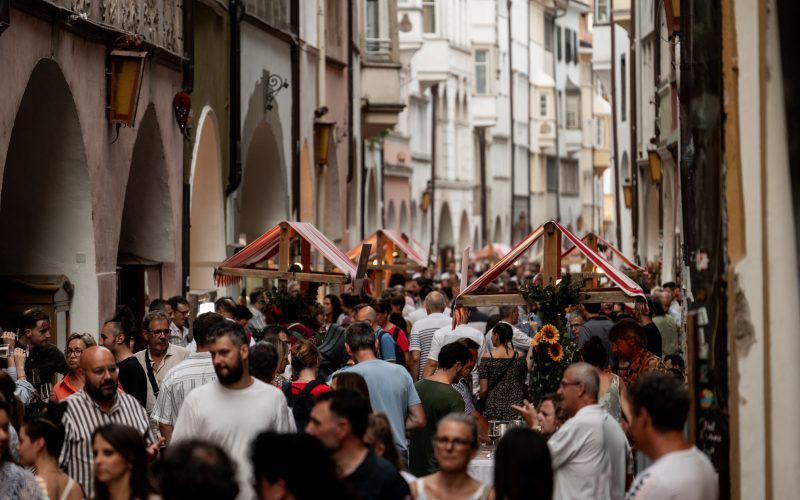 BOLZANO, TORNA IL 7 AGOSTO ‘CALICI SOTTO LE STELLE’ LUNGO VIA PORTICI