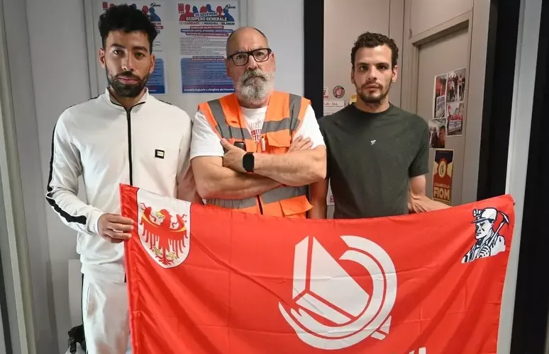 RICEVONO UN ACCONTO GLI OPERAI SALITI SULLA GRU A CHIENES