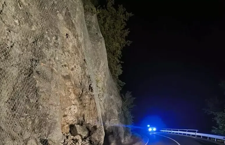 UNA FRANA INTERROMPE LA STRADA PONTE GARDENA-CASTELROTTO