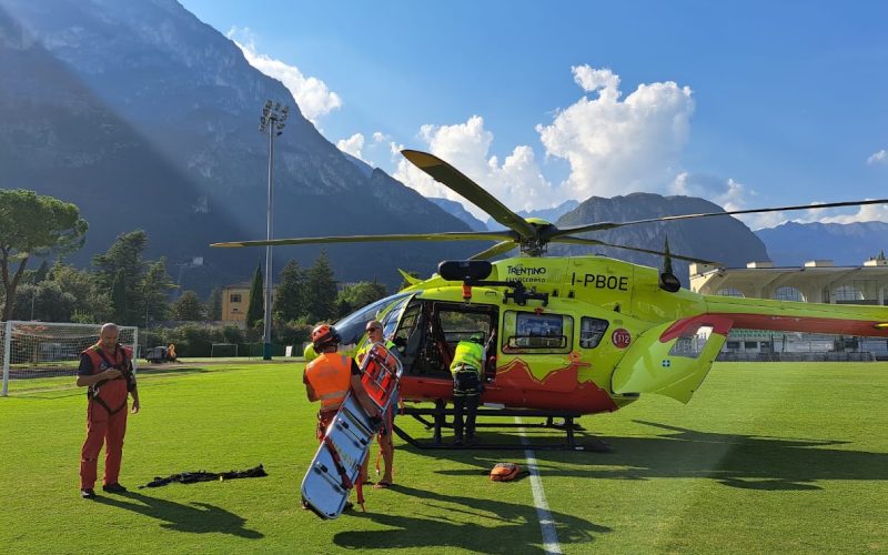 DRO, TROVATO MORTO ALLA FINE DEL SENTIERO ATTREZZATO DEGLI SCALONI probabile malore