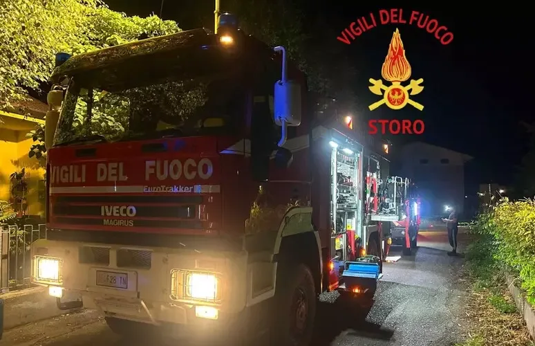 INCENDIO IN UN SEMINTERRATO, INTERVENTO DEI VIGILI DEL FUOCO DI STORO
