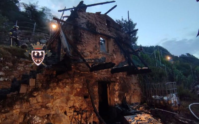 BAITA DISTRUTTA DALLE FIAMME A PERGINE