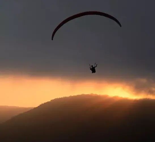 VAL PASSIRIA, CADE CON IL PARAPENDIO E MUORE